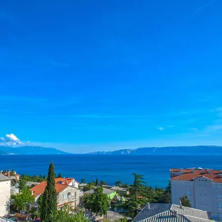 Malerische Dachgeschosswohnung Mit Atemberaubenden Meerblick, Nur 400 Meter Zum Apartament