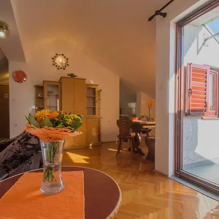 Malerische Dachgeschosswohnung Mit Atemberaubenden Meerblick, Nur 400 Meter Zum Apartament Novi Vinodolski