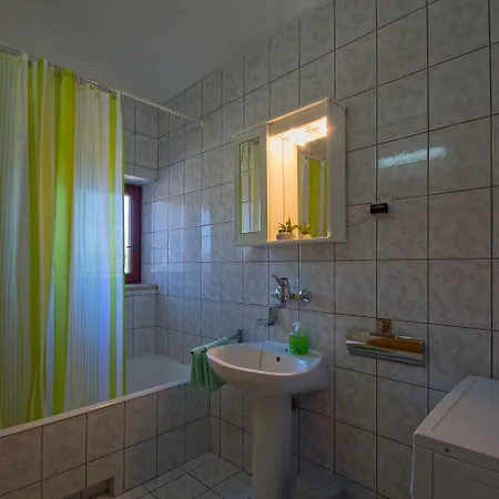 Malerische Dachgeschosswohnung Mit Atemberaubenden Meerblick, Nur 400 Meter Zum Novi Vinodolski