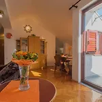 Malerische Dachgeschosswohnung Mit Atemberaubenden Meerblick, Nur 400 Meter Zum Appartement Novi Vinodolski