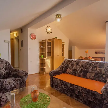 Apartment Malerische Dachgeschosswohnung Mit Atemberaubenden Meerblick, Nur 400 Meter Zum Novi Vinodolski