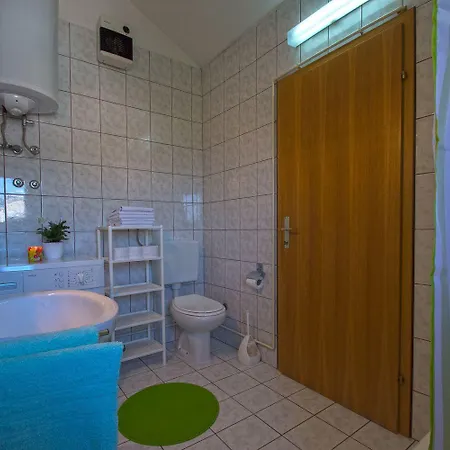 Malerische Dachgeschosswohnung Mit Atemberaubenden Meerblick, Nur 400 Meter Zum Novi Vinodolski