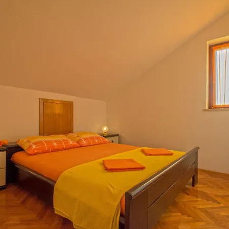 Malerische Dachgeschosswohnung Mit Atemberaubenden Meerblick, Nur 400 Meter Zum Daire Novi Vinodolski