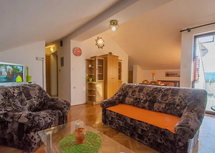 Daire Malerische Dachgeschosswohnung Mit Atemberaubenden Meerblick, Nur 400 Meter Zum Novi Vinodolski