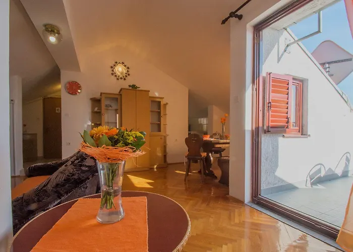 Malerische Dachgeschosswohnung Mit Atemberaubenden Meerblick, Nur 400 Meter Zum Apartment Novi Vinodolski