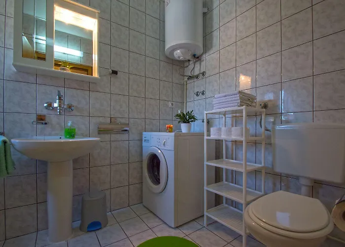 Daire Malerische Dachgeschosswohnung Mit Atemberaubenden Meerblick, Nur 400 Meter Zum Novi Vinodolski