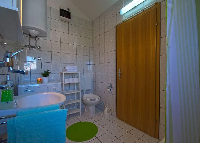 Malerische Dachgeschosswohnung Mit Atemberaubenden Meerblick, Nur 400 Meter Zum Novi Vinodolski