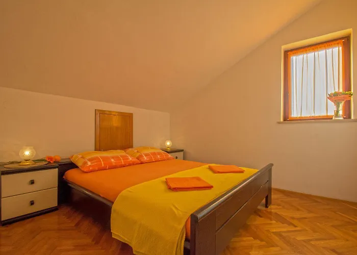 Malerische Dachgeschosswohnung Mit Atemberaubenden Meerblick, Nur 400 Meter Zum Apartment Novi Vinodolski