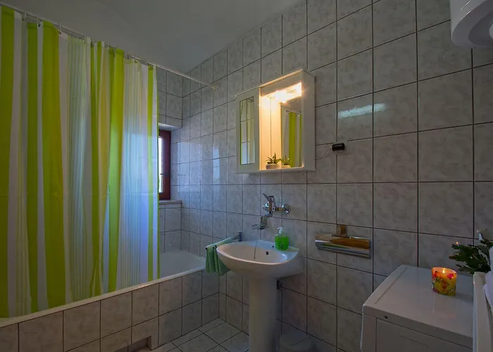 Malerische Dachgeschosswohnung Mit Atemberaubenden Meerblick, Nur 400 Meter Zum Novi Vinodolski